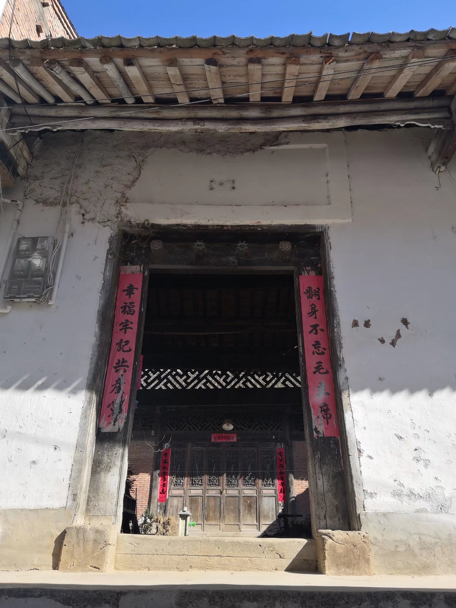 山里面可能捡到的名贵石头,山里哪种地方能捡到有价值的石头