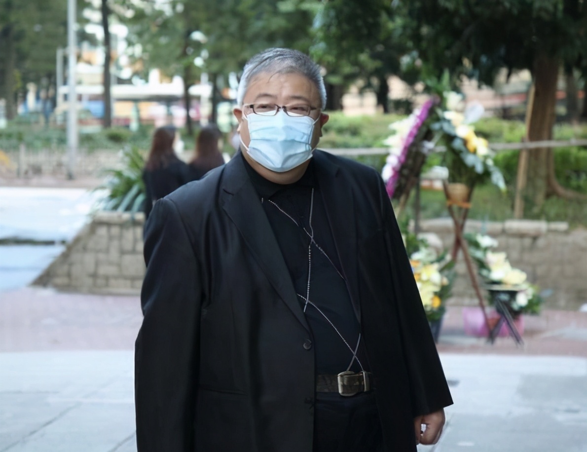 一路走好！香港资深艺人罗铭伟今日正式出殡，因突发心脏病离世