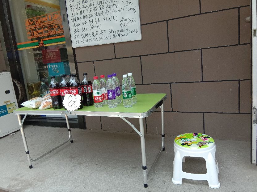 脚踏实地卖货,挖空心思招揽生意