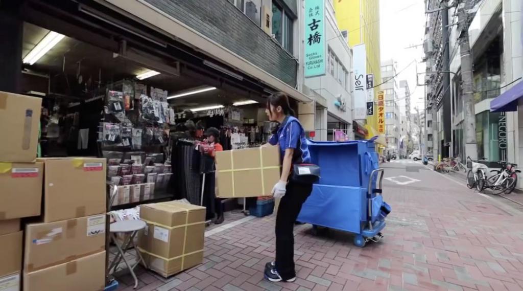 曝日本美女快递员工作细节,网友:太“变态”了