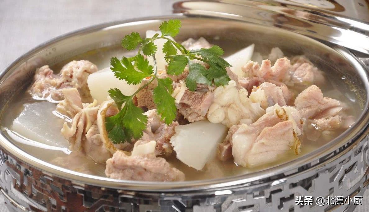 炖羊肉放啥汤不发黑,炖羊肉汤的羊肉能不能提前泡好