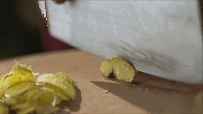 嘴唇干裂对应的身体脏腑是哪个,嘴唇总起皮器官发出信号