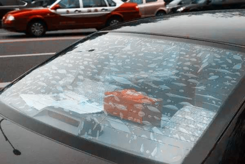 汽车前挡风玻璃边缘起泡有什么影响,汽车钢化玻璃自爆原因有哪些