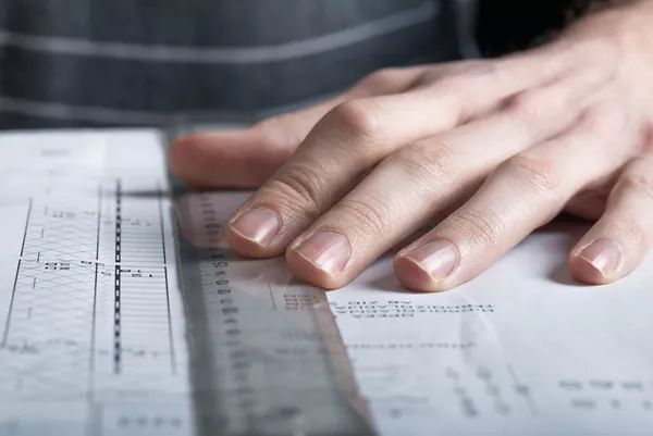 指甲上月牙少是什么问题,指甲月牙少了怎么回事