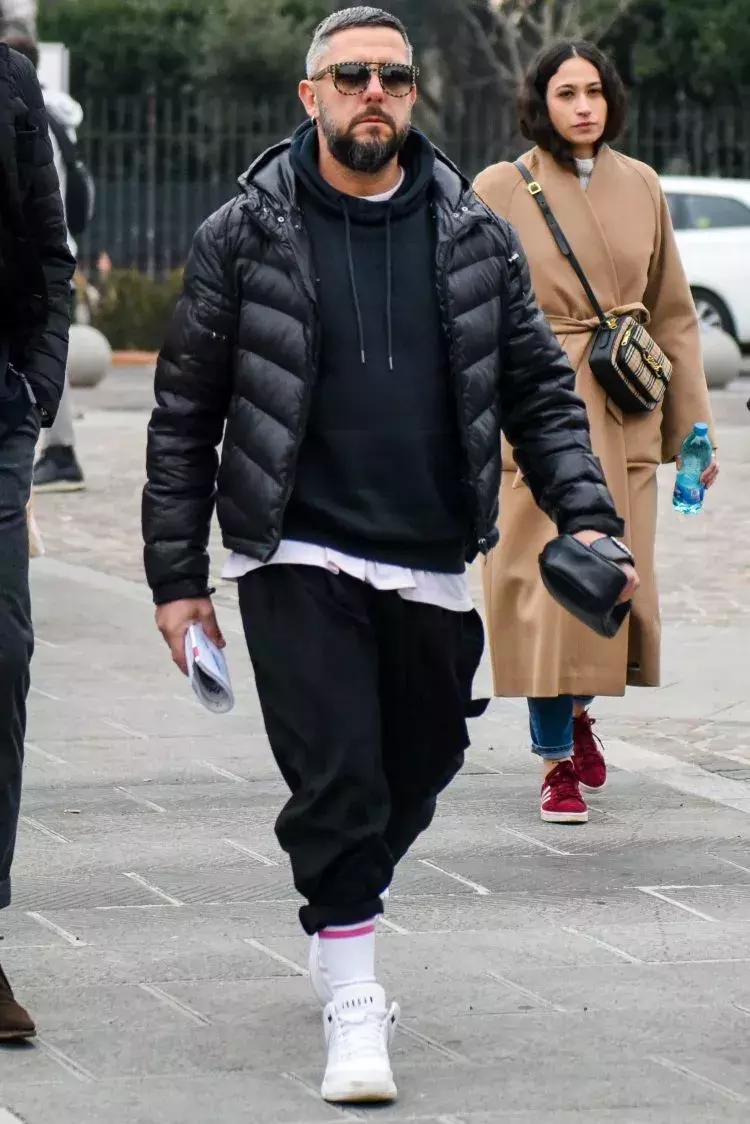 运动裤的多种穿搭方式,男生灰色运动裤怎么穿搭