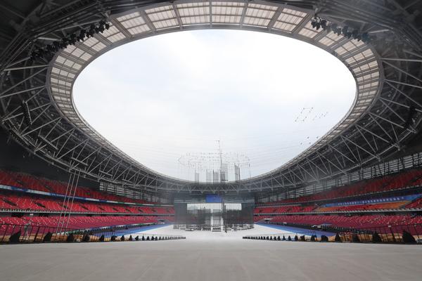 百花齐放迎盛世华夏崛起在今朝,花团锦簇万众瞩目