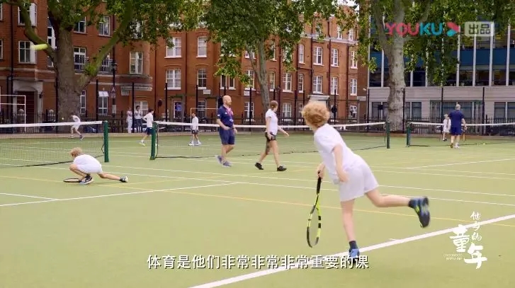 天气寒冷孩子坚持户外训练,零下温度让学生早上跑操