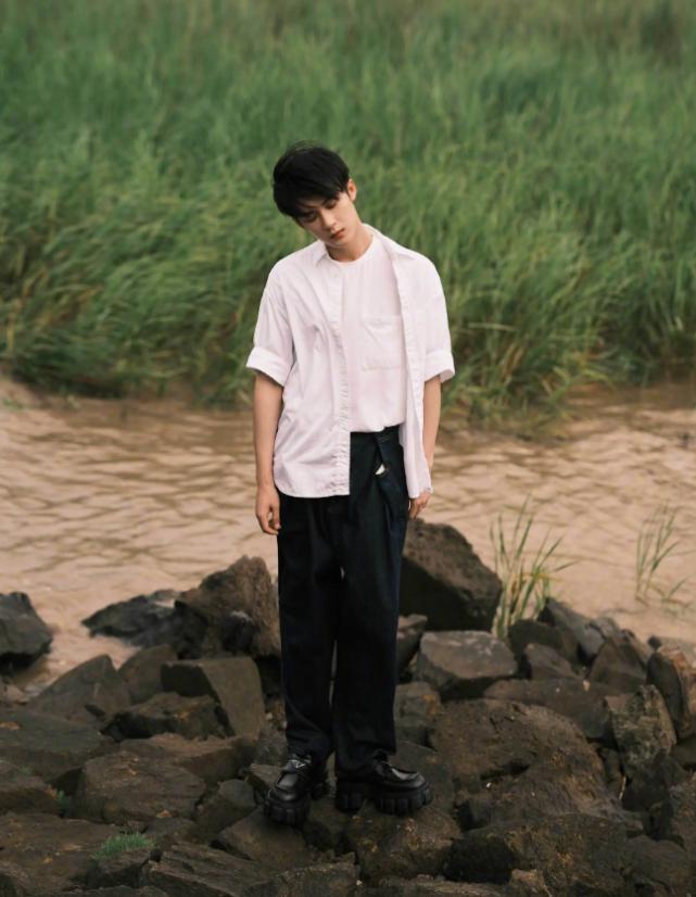 原来你还在这里檀健次穿搭,檀健次绿意小溪写真