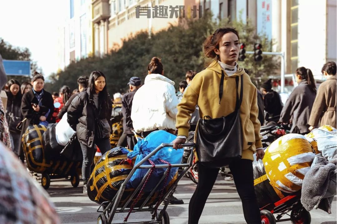 郑州银基商贸城，时尚和繁华背后，多的是你不知道的辛苦和忙碌