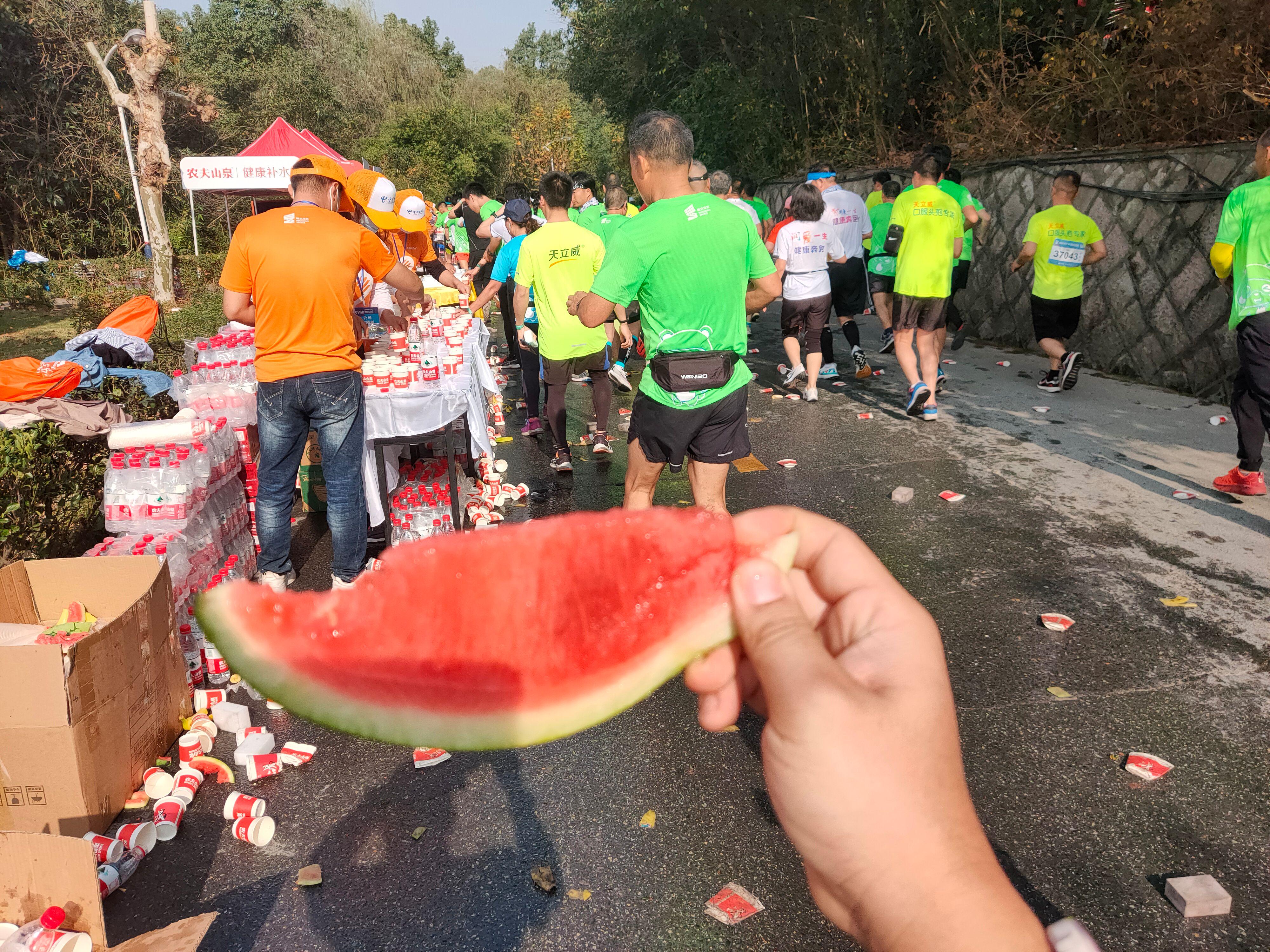 首个全马2022年超燃视频,横店马拉松2023全马颁奖直播