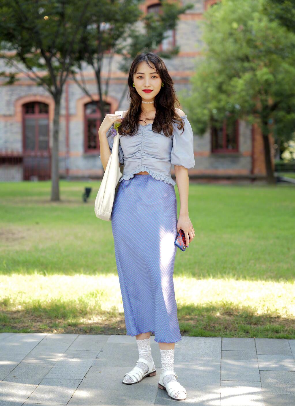 今年秋天最时髦的袜子穿法,穿袜子可以搭配的平底单鞋