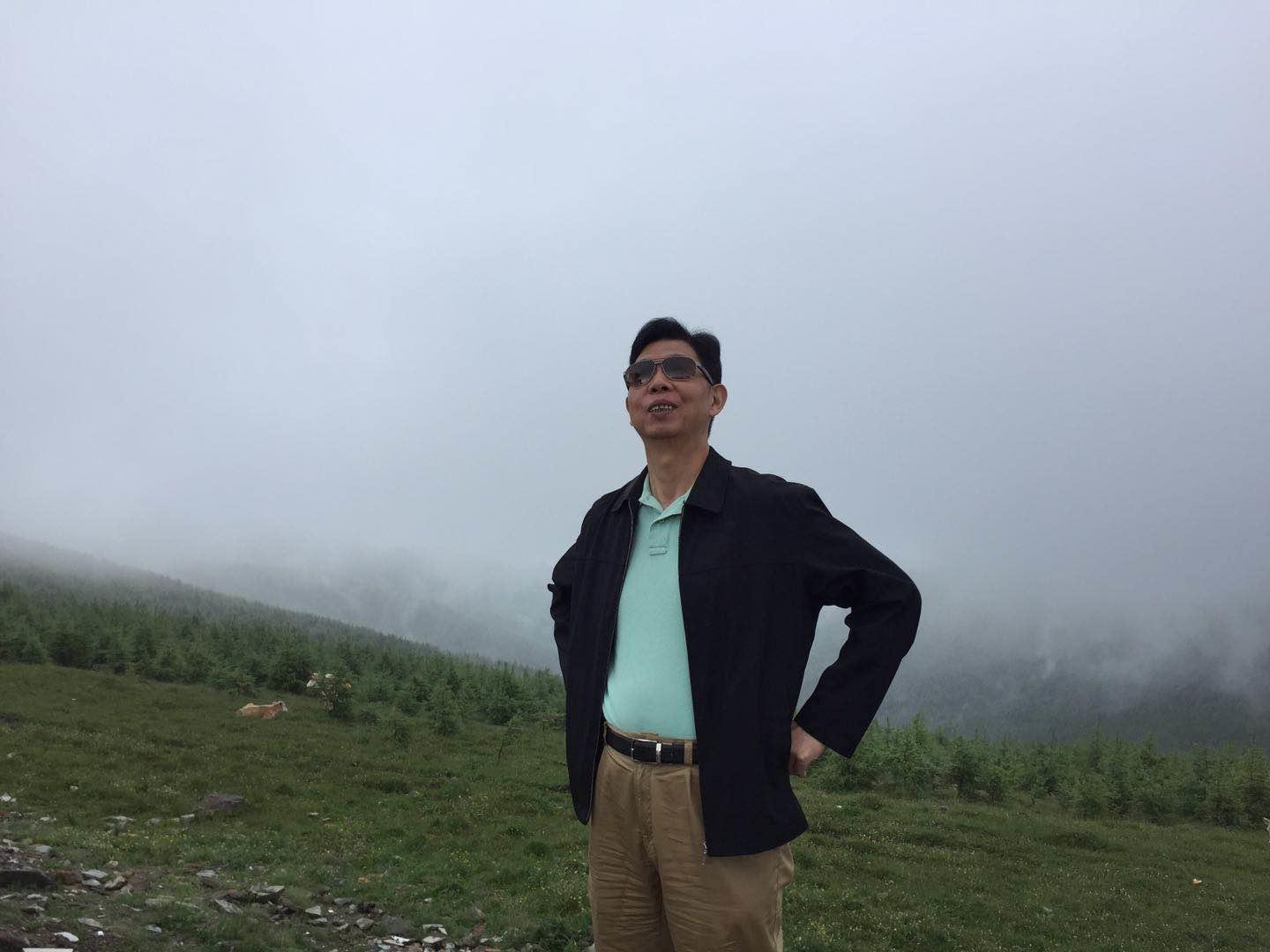 野草诗社理事会向全体诗友和关心、支持诗社的社会各界朋友拜年！