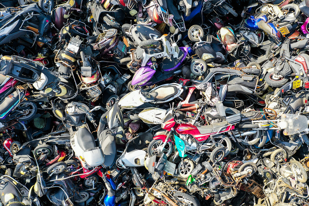 现在收废品的旧摩托车多少钱,有人专门去农村收旧摩托车