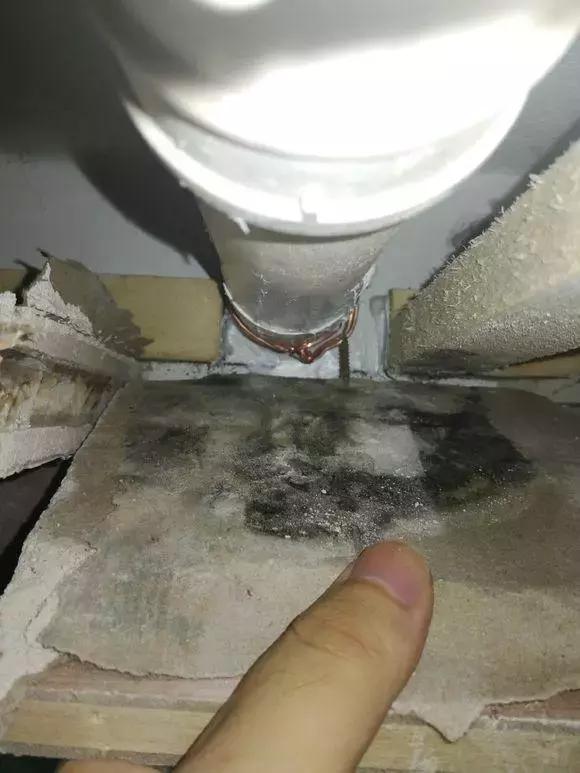 阳台装了铝扣板后漏水,阳台水管被打穿漏水