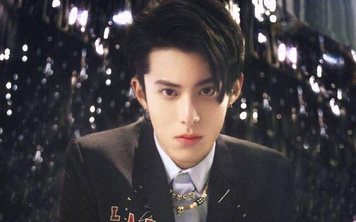 王鹤棣打篮球被撞飞犯规,裁判王鹤棣不满判罚离场