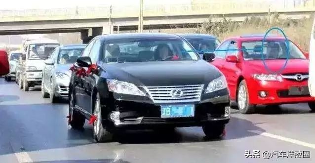 情人节开车接女朋友,情人节堵车女朋友要分手