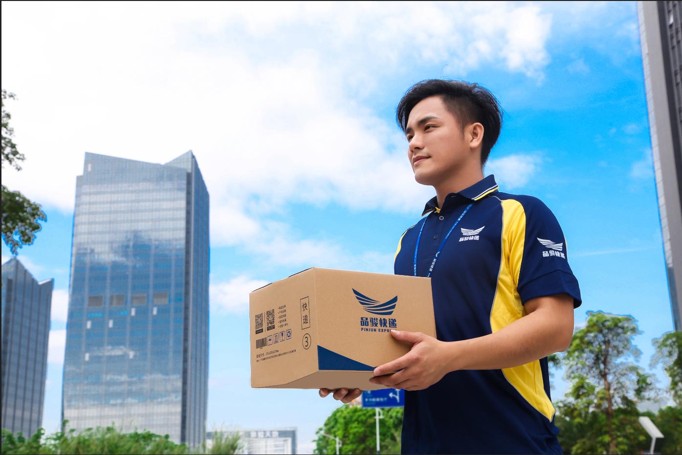 传递你的美好生活，品骏快递员风雨无阻