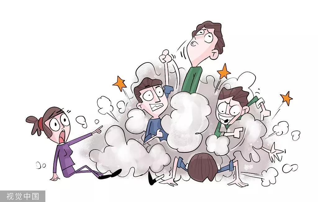 孩子为了一包零食撞栏杆结局,俩孩子起争执家长大打出手后续