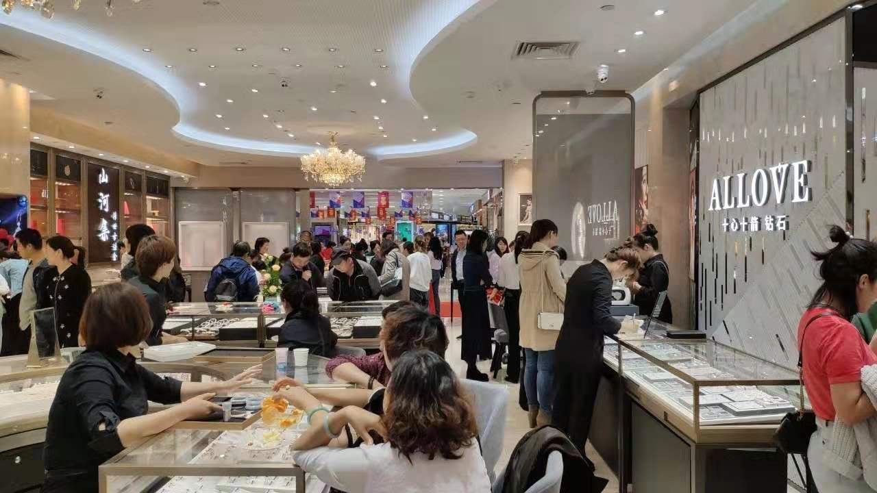 买克拉钻送茅台！碧罗珠宝友好百盛店开业，洪荒之礼，势不可挡