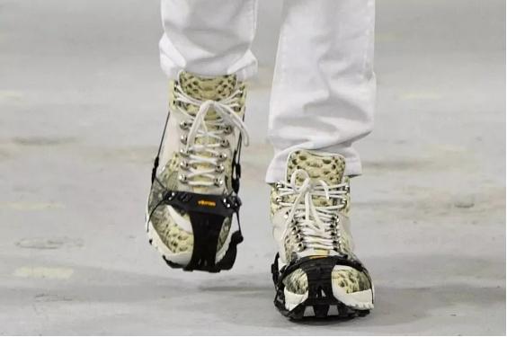 有许多配件的球鞋,如何让你的球鞋看起来更高级