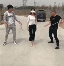 老虎：这是我准备养大吃的，你来凑什么热闹