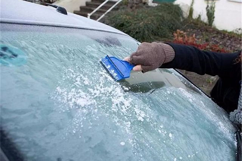 冬季前挡风玻璃预防结冰的方法,汽车挡风玻璃结冰的解决方法