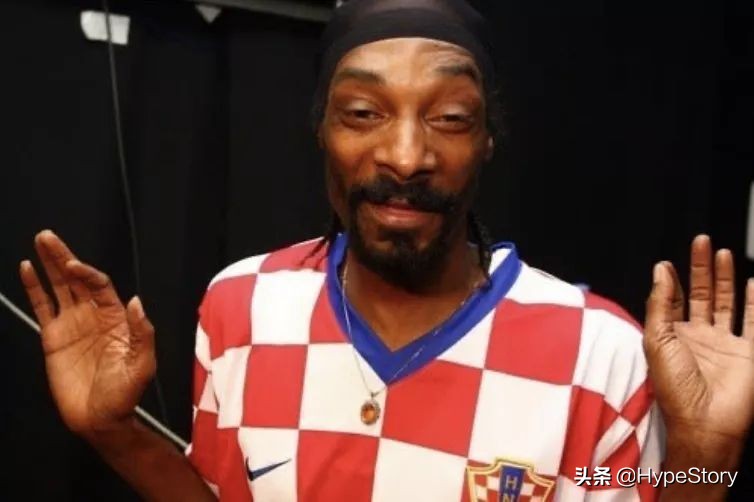 他是西海岸教父级的说唱歌手,也是足球圈最拽的球衣狂魔