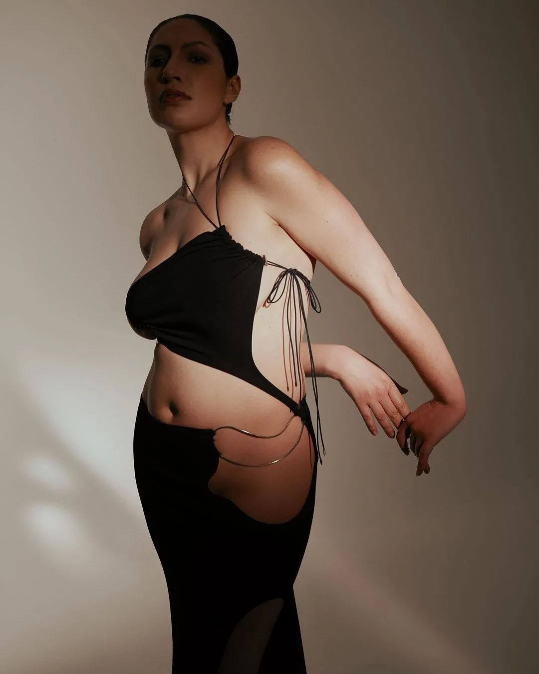 为什么卡戴珊喜欢穿皮衣,卡戴珊紧身衣对身体有危害吗