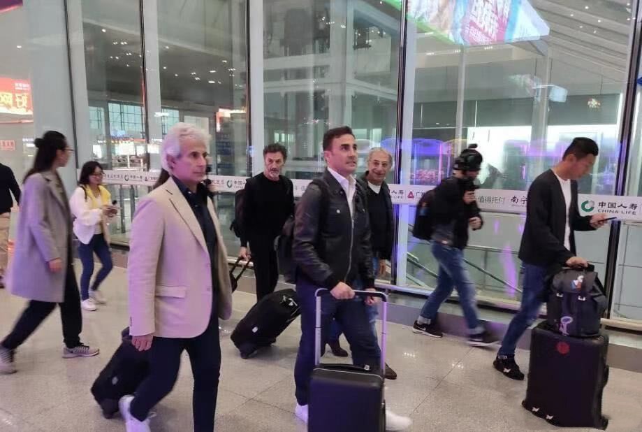 中国男足备战中国杯，各位国脚现身机场，名牌衣服和奢侈品很抢镜