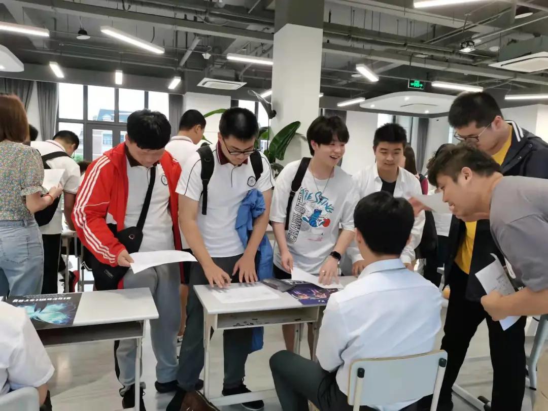 上海高藤致远创新学校社团招新现场：有趣的人，终会相遇