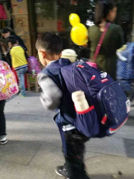 日本小学生书包容量初中生能背吗,日本的小学生书包里面有什么东西
