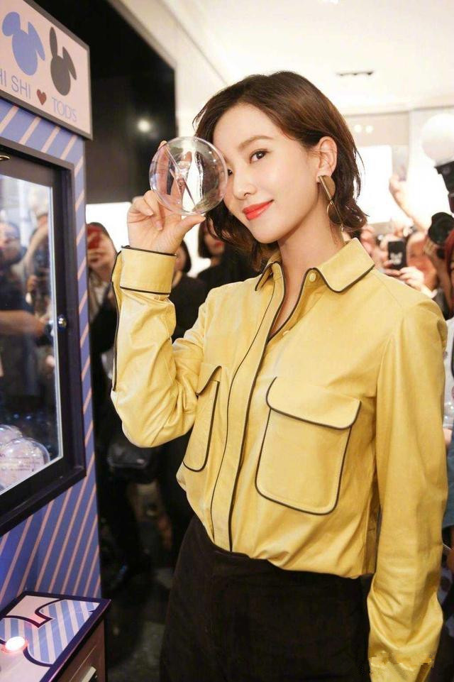 刘诗诗穿蓝色丝绸长裙美呆了,刘诗诗清爽装扮低调出行