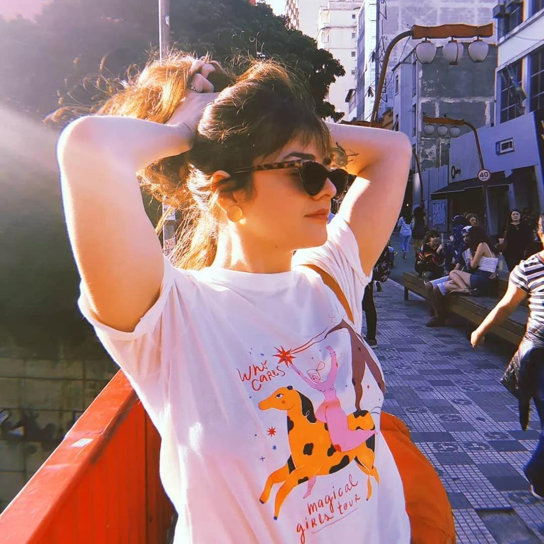 今年流行的t恤搭配减龄显年轻,今年最流行的减龄t恤白色