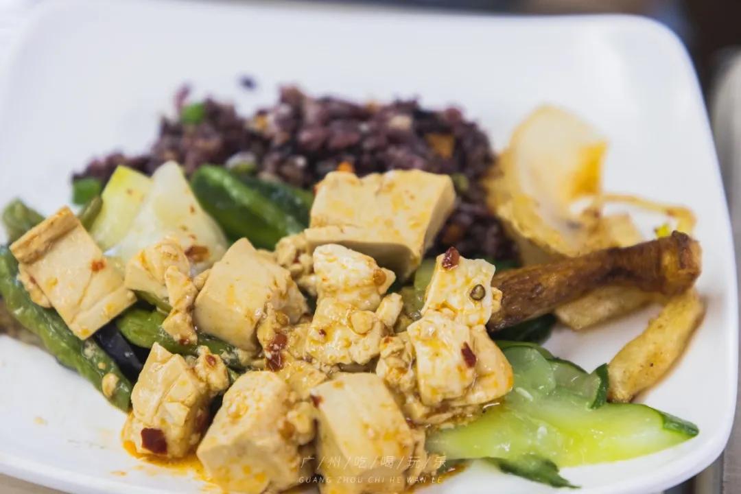 天平架素食自助餐,15元吃素食自助餐