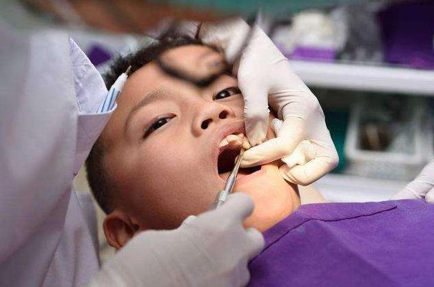 6岁小孩长出双排牙是不是龅牙,孩子长出双排牙只因父母爱太多