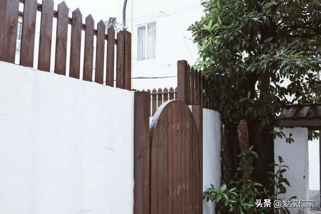 她买下32㎡上海老旧学区房，为女儿打造小桃园，还有超舒适大庭院