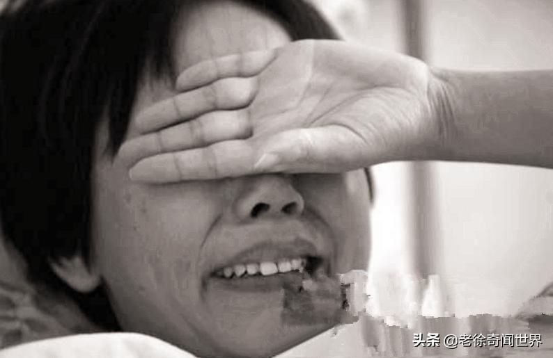 女子下身疼痛5年,医生从中取出一样东西,老公看后脸都气绿了