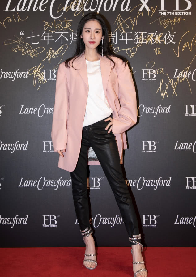 张碧晨牛仔裤照穿搭,张碧晨皮衣皮裤图片