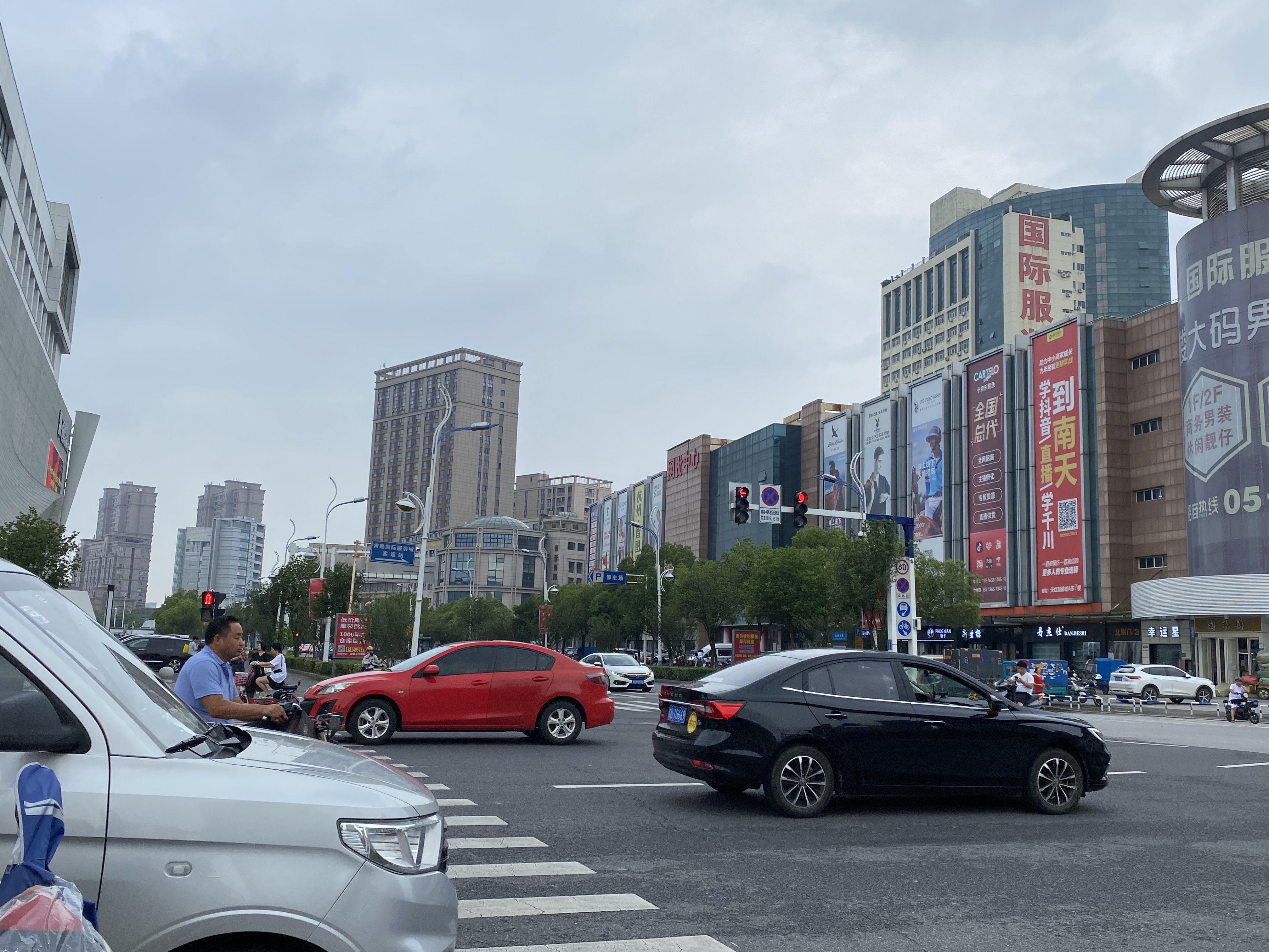 女装尾货剪标正品批发,女装尾货剪标怎么回事