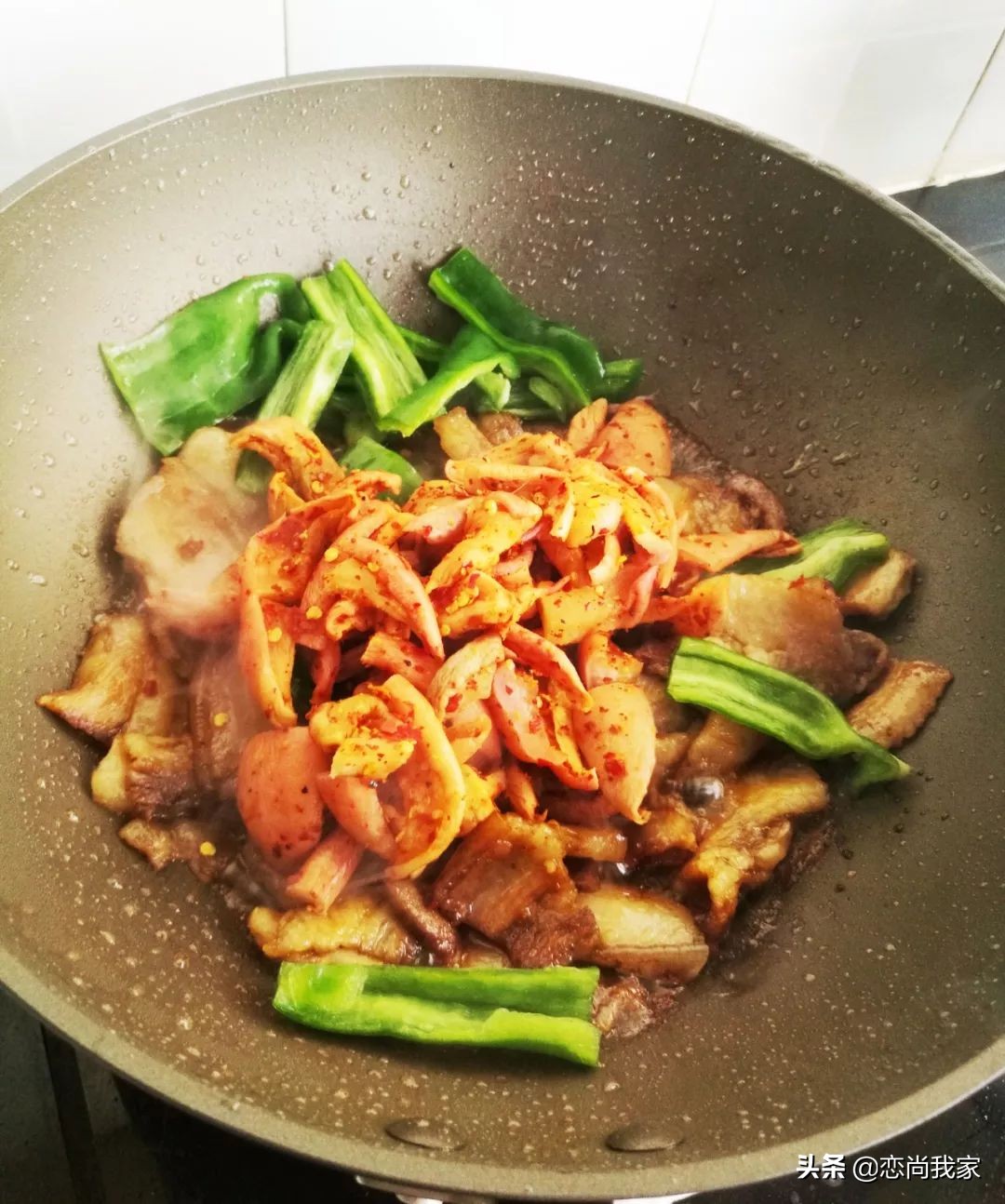 这个农家小炒菜，用萝卜干和猪肉一起炒，下饭就是香，肉贵也要吃