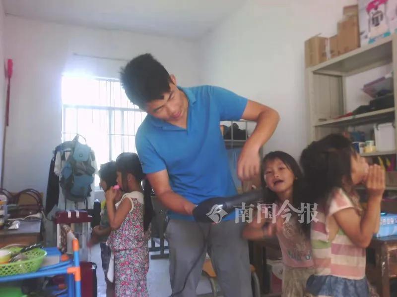 给学生买卫生巾上生理课的男老师在快手上火了!他说:广西山区孩子还需这些东西