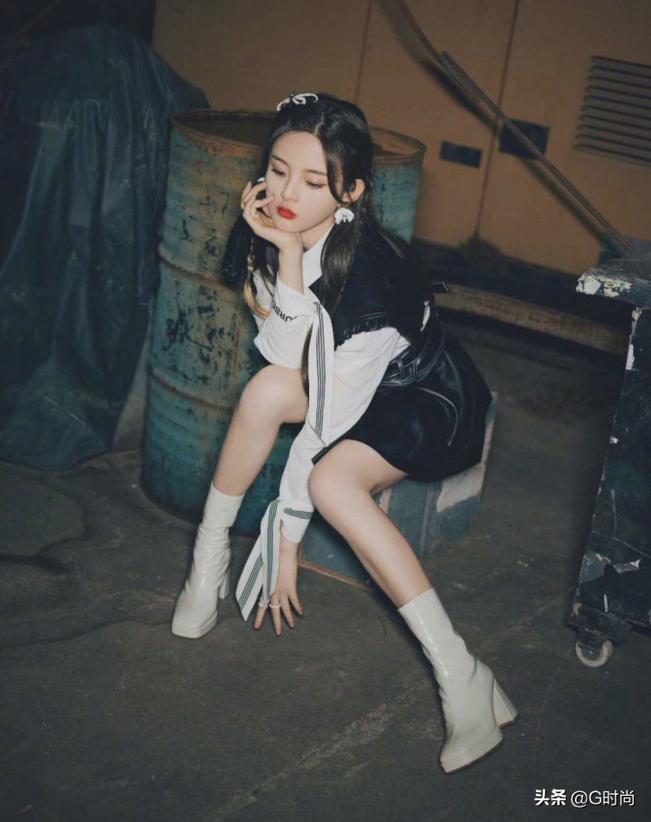 闪亮的漆皮元素又流行回来了，一穿就酷帅时髦到不行