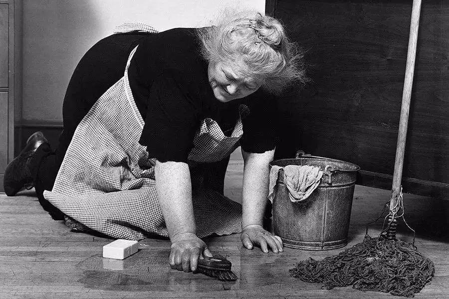 地板用什么拖把拖得比较干净,拖把轻轻拖几下地板就变干净了