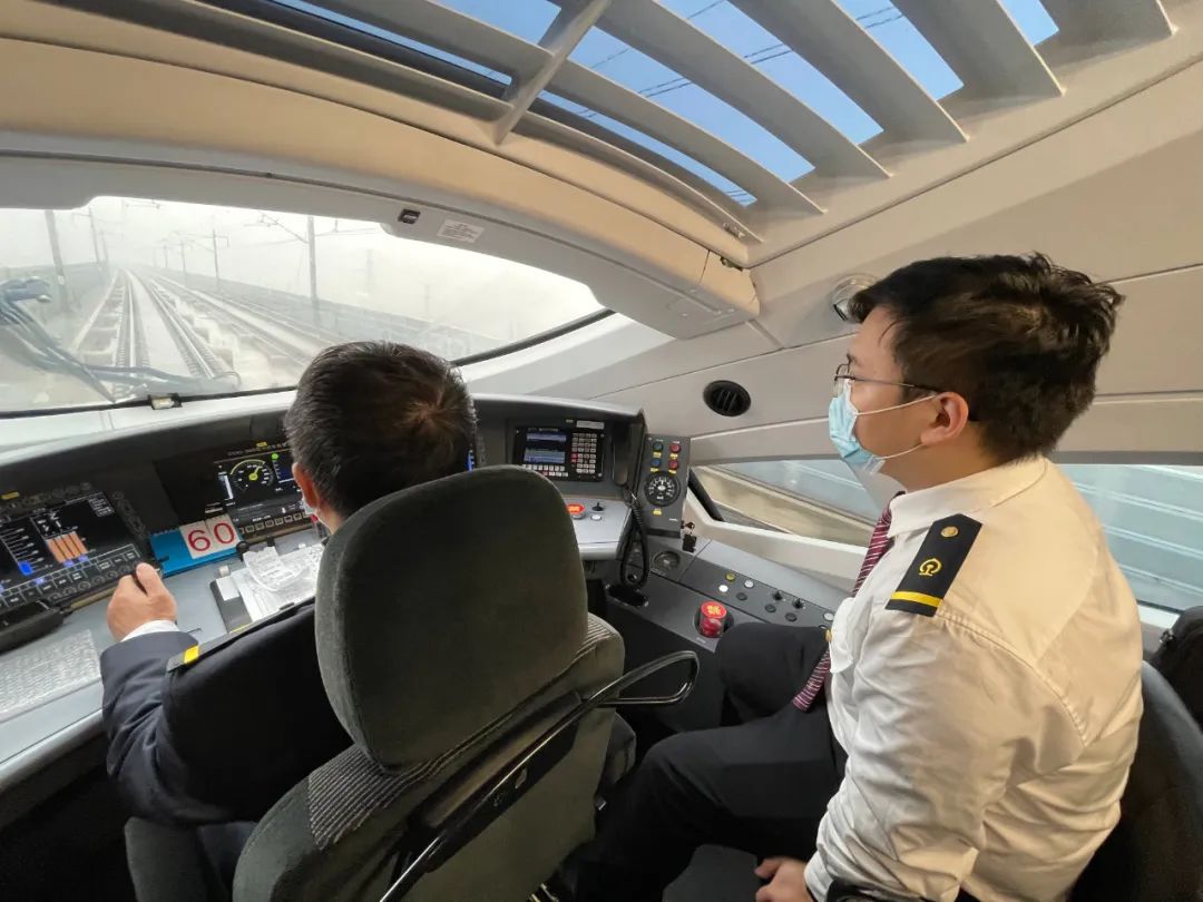 高铁驾驶室如何操控高铁,高铁速度那么快驾驶员如何驾驭