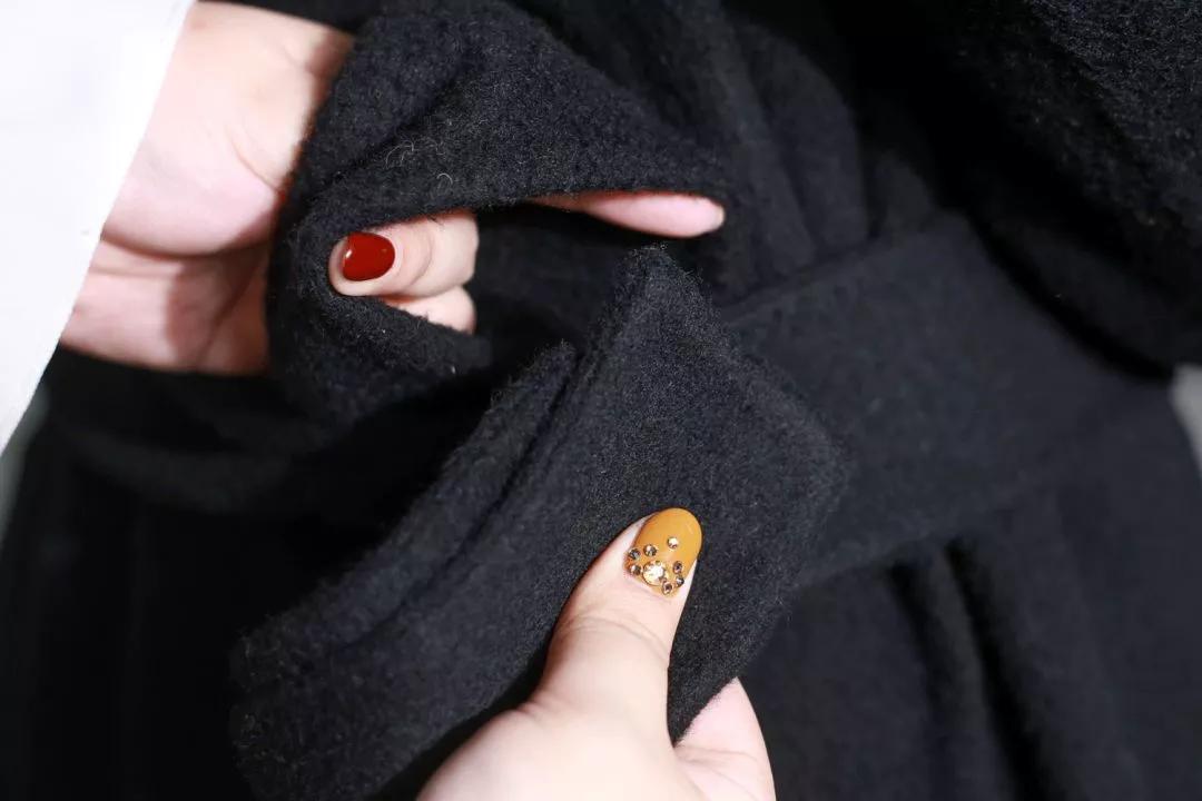 皮风衣腰带后面系法,风衣后面的腰带怎么系好看