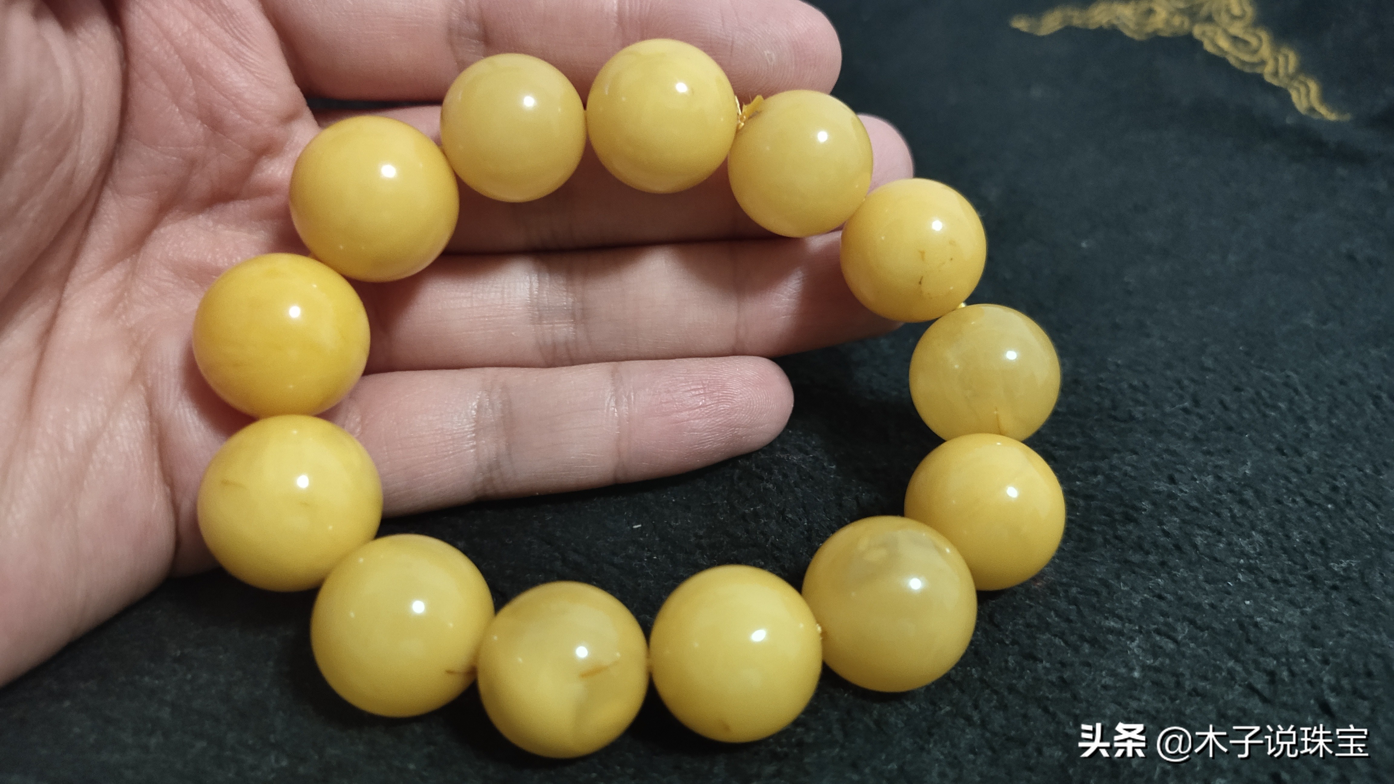 购买的蜜蜡手链被掺进去一颗假珠子,木子带你了解5种方法来区分