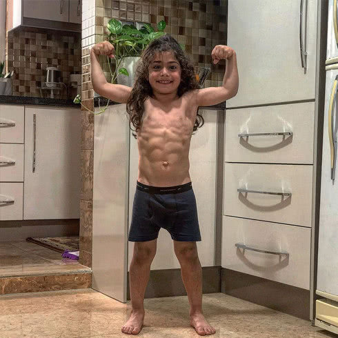 伊朗6岁足球神童阿拉特的肌肉,伊朗足球小男孩训练