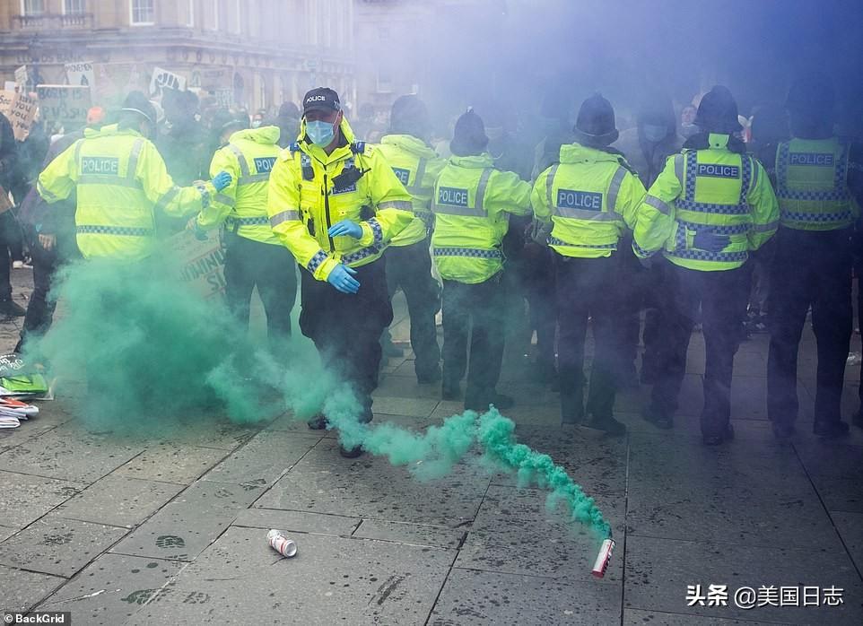 英国抗议人群与警方爆发冲突,英国白人右翼和反种族主义