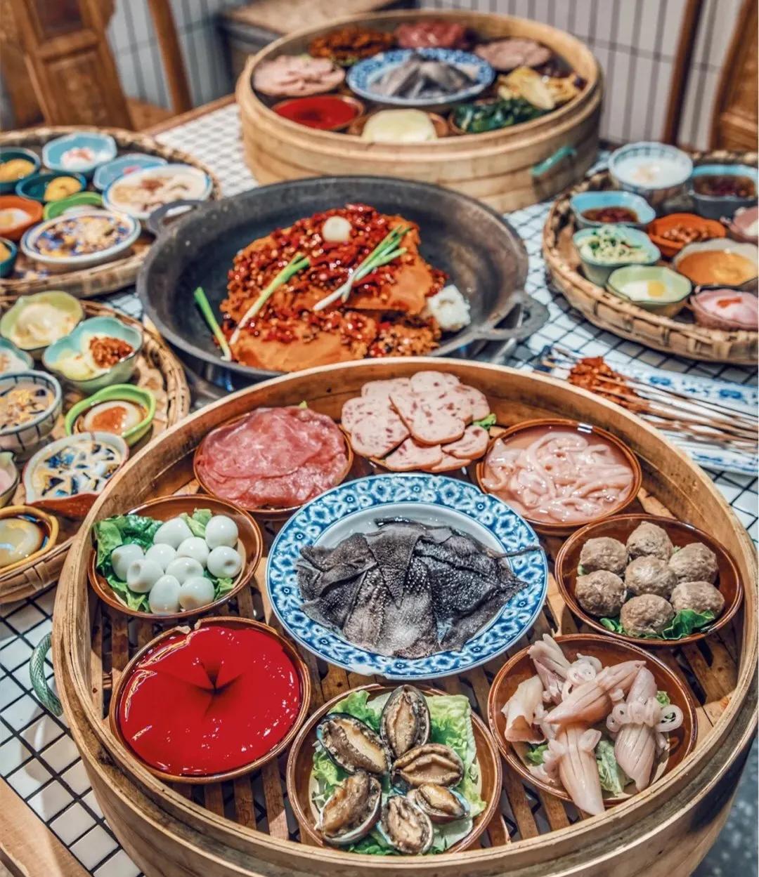 重庆火锅一整桌,重庆火锅一桌格子菜