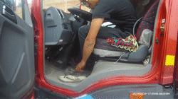 开车来回换鞋,开车换鞋违法吗